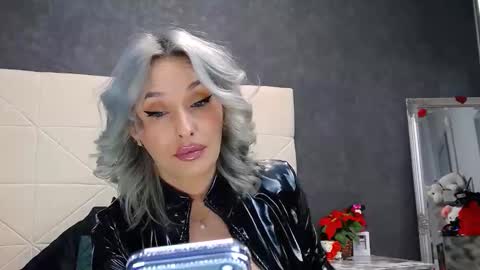 IssaSmyth online show from 04.18.26