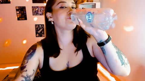 Snapshot of issis_demon chatting on 12.04.24 Yiz online show from 12.04.24