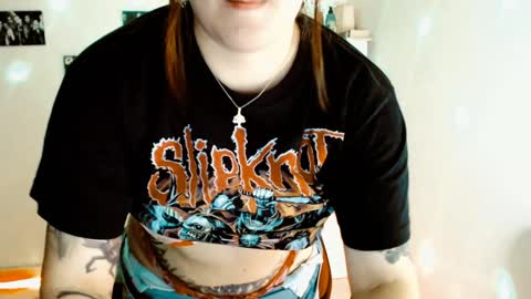 Snapshot of issis_demon chatting on 12.07.24 Yiz online show from 12.07.24