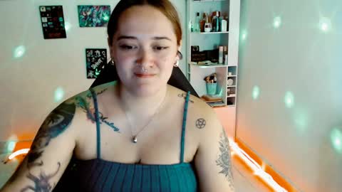 Snapshot of issis_demon chatting on 12.17.24 Yiz online show from 12.17.24