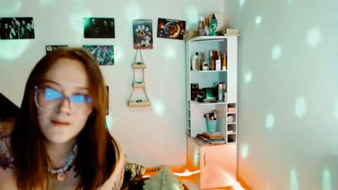 Snapshot of issis_demon chatting on 12.20.24 Yiz online show from 12.20.24