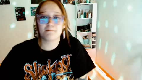 Snapshot of issis_demon chatting on 12.21.24 Yiz online show from 12.21.24