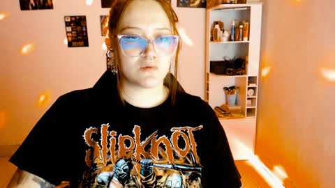 Snapshot of issis_demon chatting on 12.28.24 Yiz online show from 12.28.24