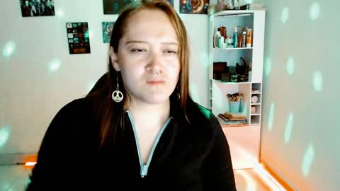 Snapshot of issis_demon chatting on 12.29.24 Yiz online show from 12.29.24