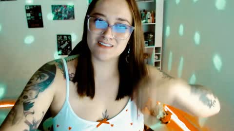 Snapshot of issis_demon chatting on 01.21.25 Yiz online show from 01.21.25