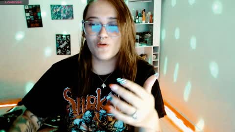 Snapshot of issis_demon chatting on 02.01.25 Yiz online show from 02.01.25