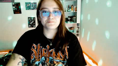 Snapshot of issis_demon chatting on 02.01.25 Yiz online show from 02.01.25