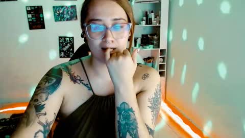 Snapshot of issis_demon chatting on 02.17.25 Yiz online show from 02.17.25