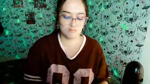 Snapshot of issis_demon chatting on 05.10.26 Yiz online show from 05.10.26