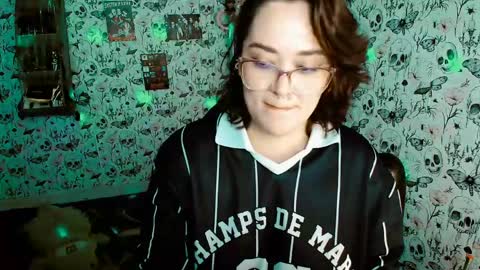 Snapshot of issis_demon chatting on 05.15.26 Yiz online show from 05.15.26