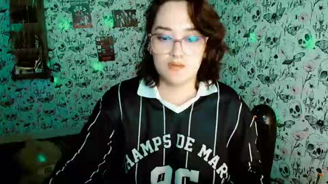 Snapshot of issis_demon chatting on 05.15.26 Yiz online show from 05.15.26