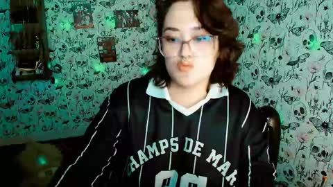 Snapshot of issis_demon chatting on 05.15.26 Yiz online show from 05.15.26