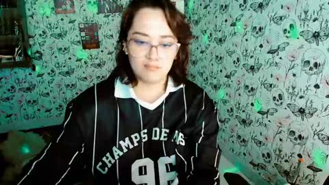Snapshot of issis_demon chatting on 05.15.26 Yiz online show from 05.15.26
