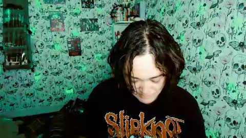 Snapshot of issis_demon chatting on 05.23.26 Yiz online show from 05.23.26