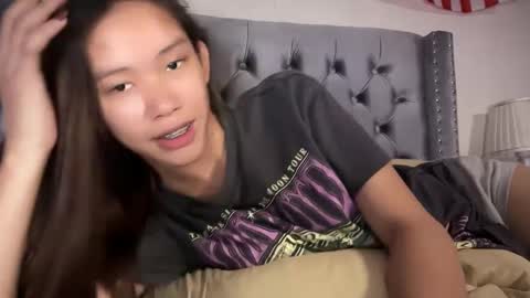 Snapshot of its_me_cora chatting on 09.19.25 Cora online show from 09.19.25