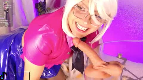 Snapshot of its_vero chatting on 11.07.25 Fansly and Instagram Its vero online show from 11.07.25