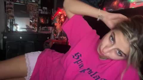 Snapshot of itsamberreid chatting on 11.13.25 itsamberreid online show from 11.13.25