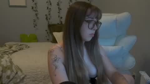Snapshot of itsmiaeverly chatting on 08.09.26 Mia Everly online show from 08.09.26
