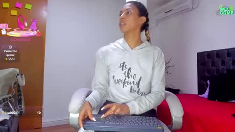 Snapshot of ivi_lopez chatting on 10.08.25 Ivi online show from 10.08.25