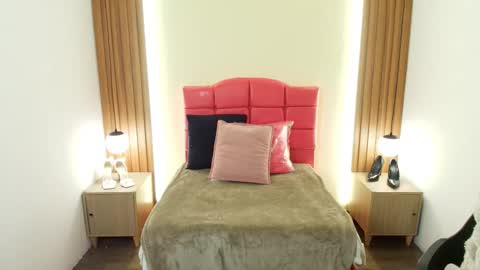 I V O N N E R O S S online show from 02.24.26