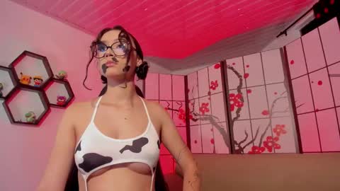 Snapshot of ivy_leister chatting on 10.28.25 Ivy online show from 10.28.25