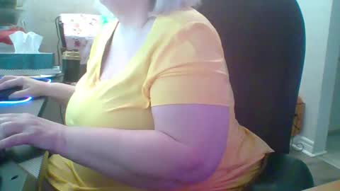 Snapshot of ivyjane3522 chatting on 04.27.26 ivyjane3522 online show from 04.27.26