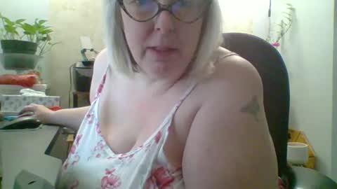 Snapshot of ivyjane3522 chatting on 05.28.26 ivyjane3522 online show from 05.28.26