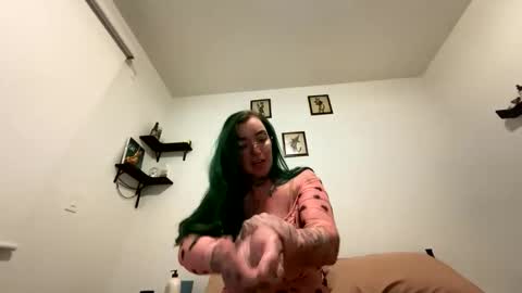 Snapshot of ivyriot95 chatting on 10.22.25 Ivy Riot online show from 10.22.25