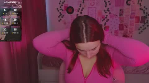 Snapshot of iwi_wi_wi chatting on 10.02.25 Daisy online show from 10.02.25