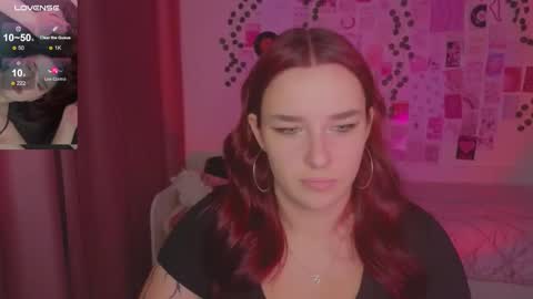 Snapshot of iwi_wi_wi chatting on 10.08.25 Daisy online show from 10.08.25