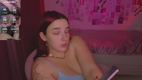 Snapshot of iwi_wi_wi chatting on 10.10.25 Daisy online show from 10.10.25