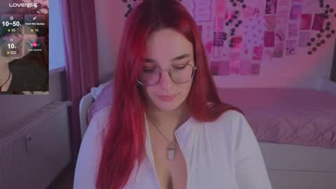 Snapshot of iwi_wi_wi chatting on 10.25.25 Daisy online show from 10.25.25