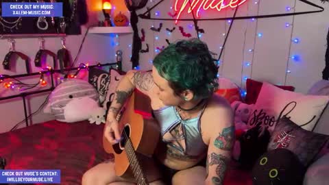 Snapshot of iwillbeyourmuse chatting on 10.07.25 Muse hethey online show from 10.07.25