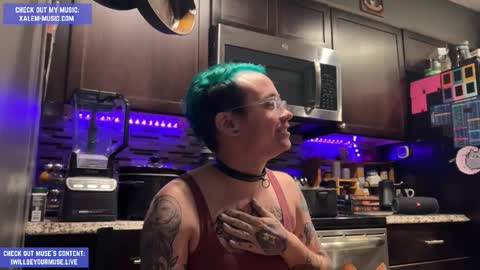 Snapshot of iwillbeyourmuse chatting on 11.25.25 Muse hethey online show from 11.25.25