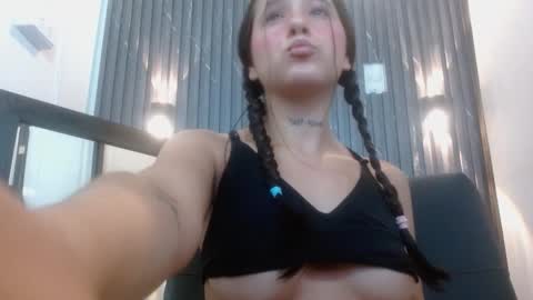 Snapshot of izelevans chatting on 12.05.25 izelevans online show from 12.05.25