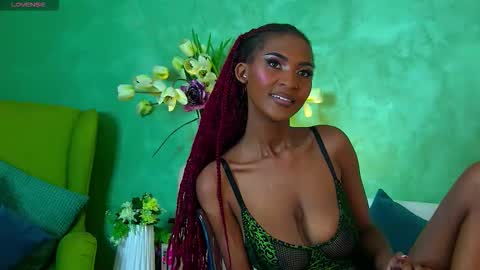 Snapshot of izzie_sugar chatting on 10.15.25 Sugar Babe online show from 10.15.25