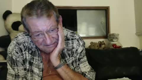 Snapshot of jacques_de_france chatting on 12.28.24 Jacques online show from 12.28.24