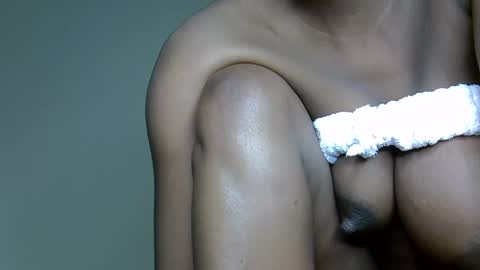 Snapshot of jalie_petite256 chatting on 09.19.25 immy the great online show from 09.19.25