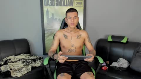 Snapshot of jamesinked_ chatting on 01.04.25 Jamesinked  online show from 01.04.25