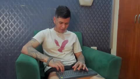Snapshot of jamesinked_ chatting on 10.06.25 Jamesinked  online show from 10.06.25
