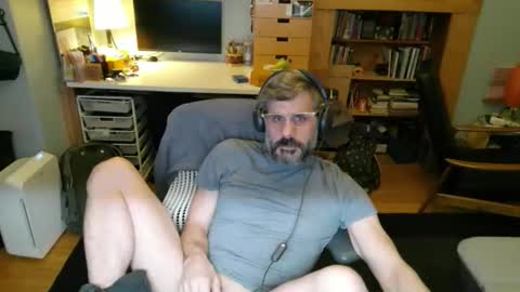 Snapshot of jareth_returns chatting on 12.14.25 jareth_returns online show from 12.14.25