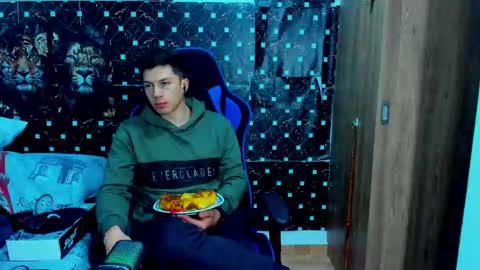 Snapshot of javiersexymann chatting on 12.17.25 Javier online show from 12.17.25