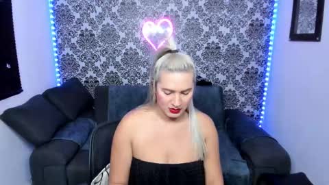 Snapshot of jdstudio chatting on 10.18.25 . Julianita y Valery . online show from 10.18.25