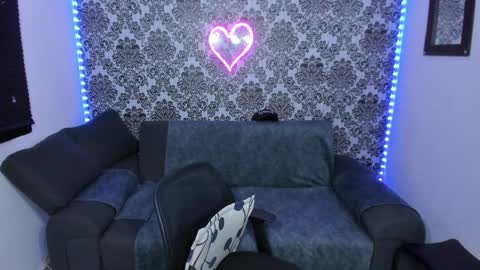 Snapshot of jdstudio chatting on 10.22.25 . Julianita y Valery . online show from 10.22.25