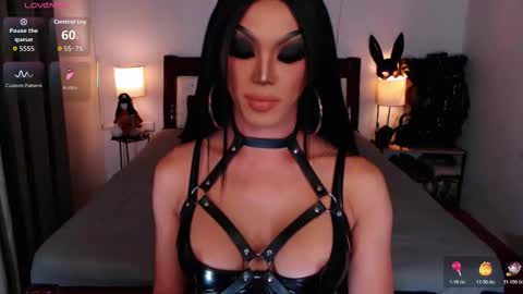 Snapshot of jenifers_body chatting on 10.28.25 Queen Jenifer online show from 10.28.25