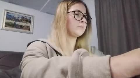 Snapshot of jenni_kristal chatting on 12.15.25 Nicol online show from 12.15.25