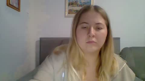 Snapshot of jenni_kristal chatting on 12.19.25 Nicol online show from 12.19.25