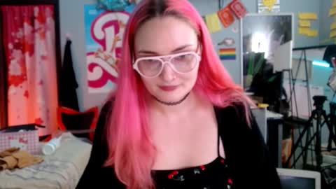 Snapshot of jennifergwen chatting on 12.17.25 Jennifer Gwen online show from 12.17.25