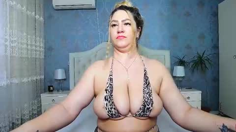 Snapshot of jessicalove20 chatting on 03.10.25 single mommy online show from 03.10.25