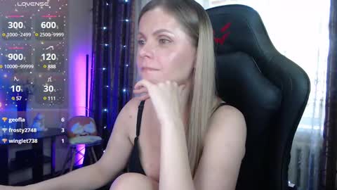 Snapshot of jessiemays chatting on 03.09.25 Jess online show from 03.09.25